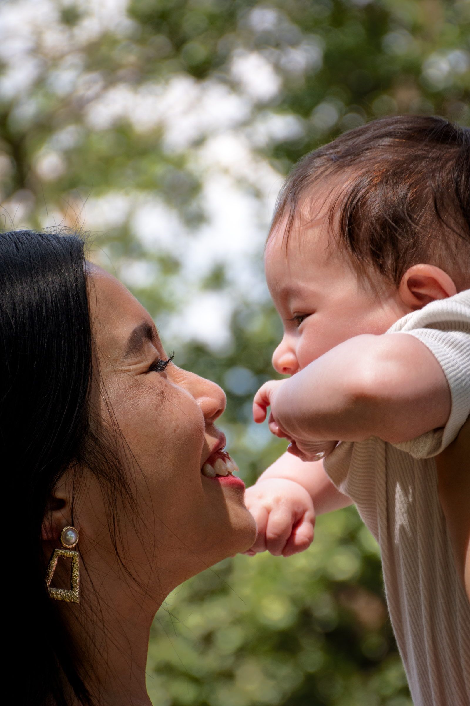 Une maman et son bébé nez contre nez, elle rit